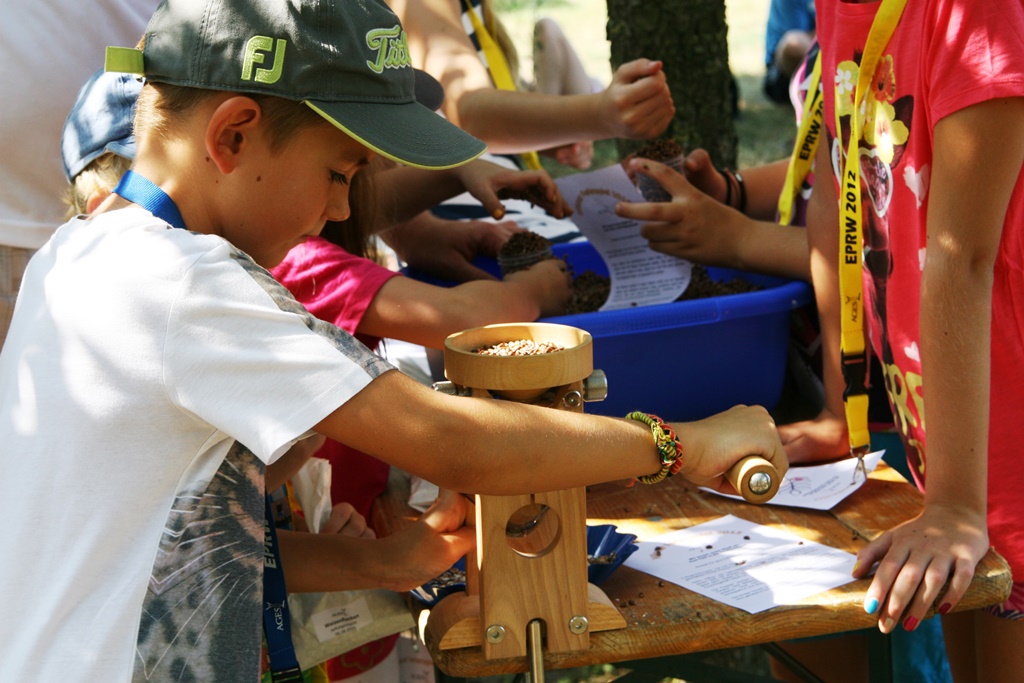 Kinder beim Mahlen